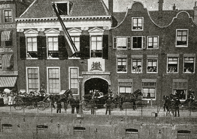 97301 Afbeelding van koningin-moeder Emma en haar gevolg bij aankomst voor haar bezoek aan de Rijksmunt (Oudegracht ...